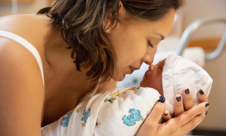 Cómo cuidar a un bebé en su nacimiento y primeros días